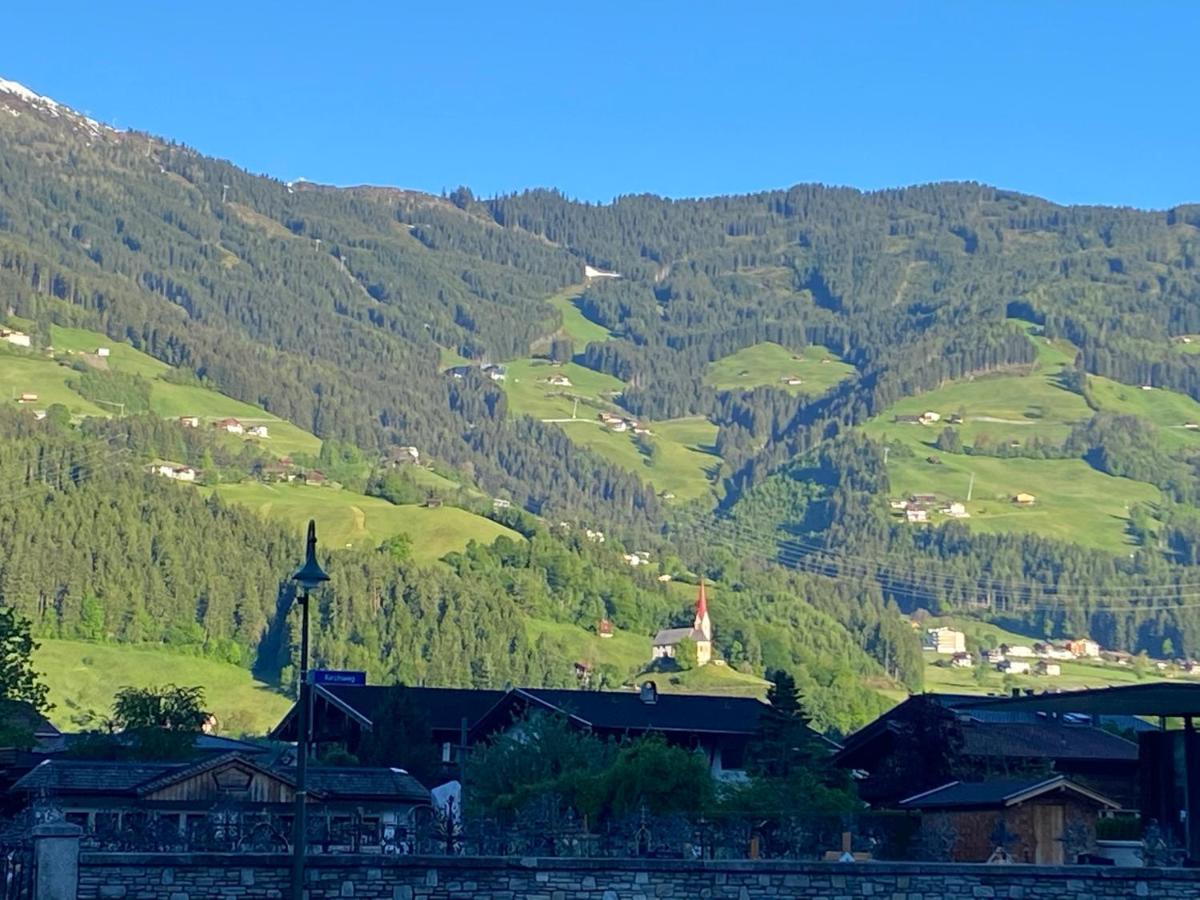 Hotel Standlhof Zillertal อูแดร์นส์ ภายนอก รูปภาพ