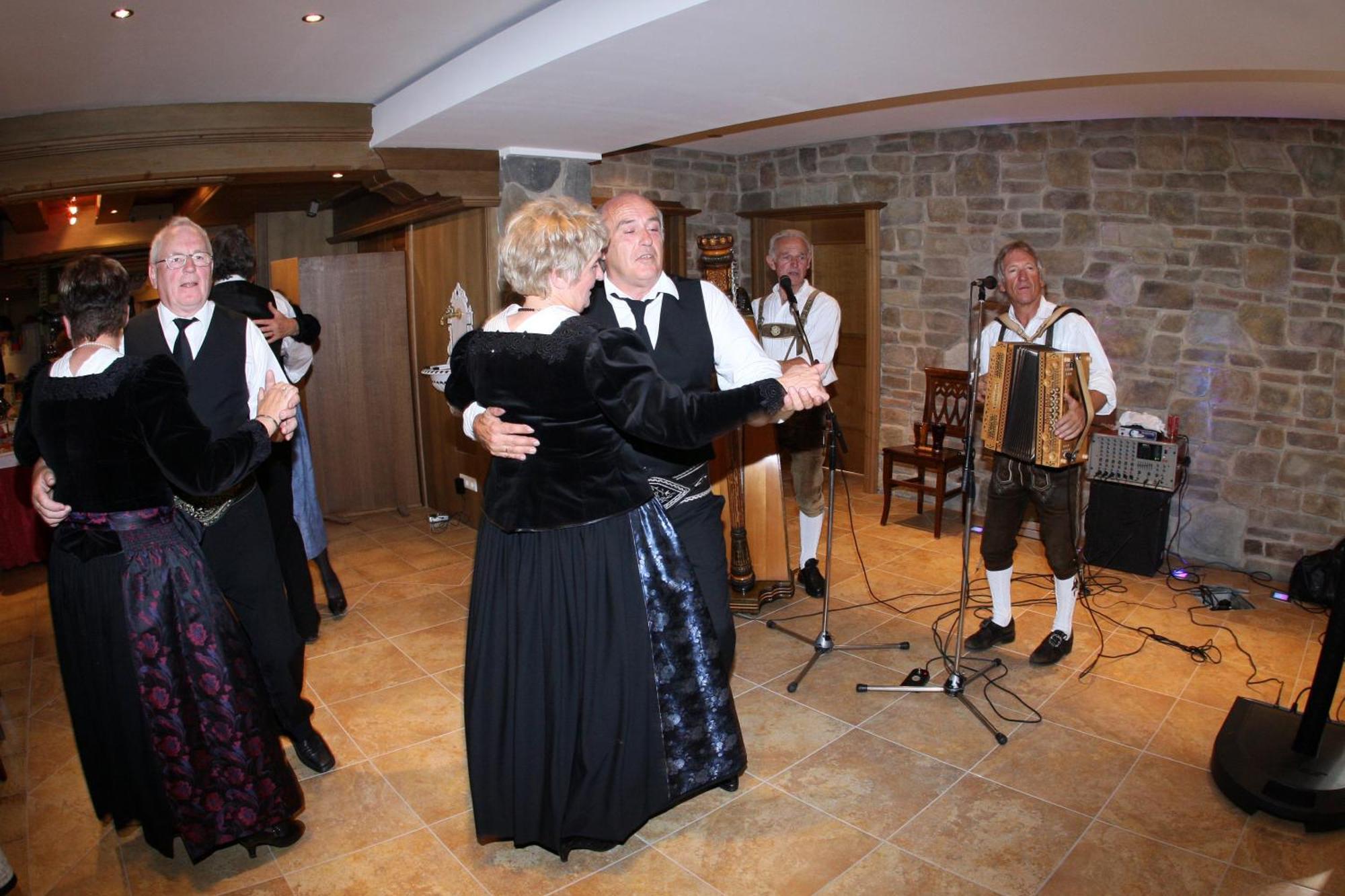 Hotel Standlhof Zillertal อูแดร์นส์ ภายนอก รูปภาพ